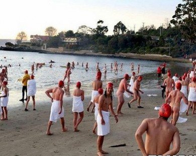 Tắm khỏa thân ở Australia để tiễn biệt đêm dài nhất năm