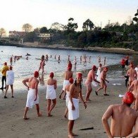 Tắm khỏa thân ở Australia để tiễn biệt đêm dài nhất năm