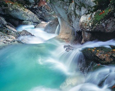 Dòng sông ngọc lục bảo đẹp nhất thế giới