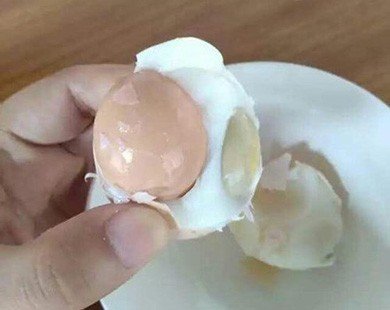 Ngạc nhiên vì quả trứng “có một không hai” nằm gọn trong một quả khác