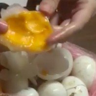 Trứng gà đông như thạch rau câu ở Hà Nội
