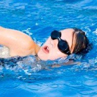 Tại sao mắt đỏ, ngứa sau khi đi bơi?