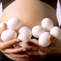 Nhập viện, treo chân vì bồi bổ quá nhiều trứng ngỗng