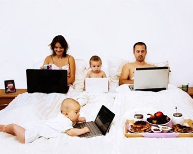 Hình ảnh đáng suy ngẫm về cha mẹ “thời đại smartphone“