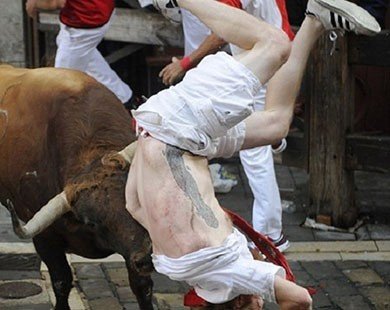 Những khoảnh khắc thót tim trong lễ hội bò tót ở Tây Ban Nha