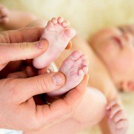 Mát xa chân cho trẻ sơ sinh: Những điều mẹ cần biết