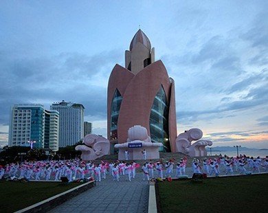 Hơn 6.000 người đồng diễn chào mừng Festival biển Nha Trang