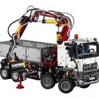 Xe tải Mercedes-Benz Arocs 3245 ra đời từ 2.793 mảnh ghép Lego