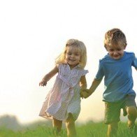 Cách hay để xoa dịu lòng ghen tỵ giữa con đầu và con thứ