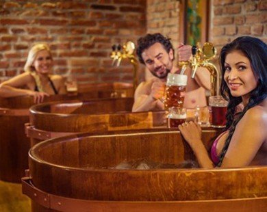 Độc đáo dịch vụ tắm bia ở nước Đức