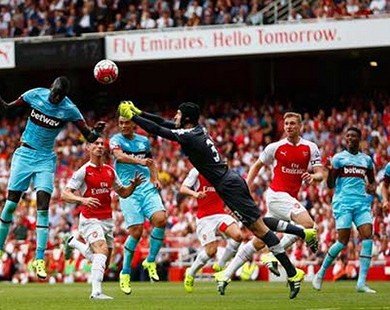 Petr Cech mắc lỗi liên tiếp, Arsenal thua sốc ngay tại Emirates
