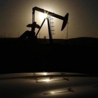 Rớt sâu, giá dầu lập đáy mới trong 6 năm rưỡi