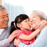 Cha mẹ già hạnh phúc với món quà trung thu của con gái