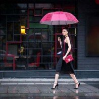 Mặc váy đen đẹp, quyến rũ như sao Việt