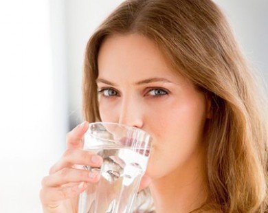 Uống nước đúng cách để có dáng đẹp