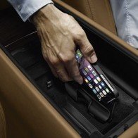 BMW sản xuất chăn du lịch, sạc không dây cho khách hàng