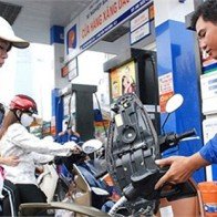 Giá xăng cao: Không phải nghịch lý, chỉ tại thuế phí