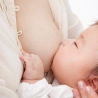 Có nên cho trẻ sơ sinh uống nước không?