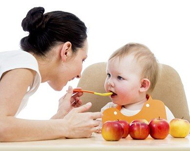 Những lưu ý về dinh dưỡng quan trọng với trẻ 1 tuổi mẹ nên biết