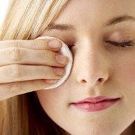 Công thức nhẹ nhàng giúp tẩy da chết vùng mắt