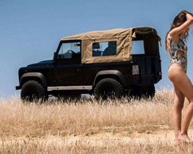 Land Rover Defender làm nền cho hot girl trên bờ biển