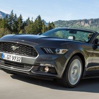 Phụ nữ “phát cuồng” vì ngựa hoang Ford Mustang