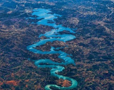 Kỳ lạ dòng sông hình con Rồng ở Bồ Đào Nha
