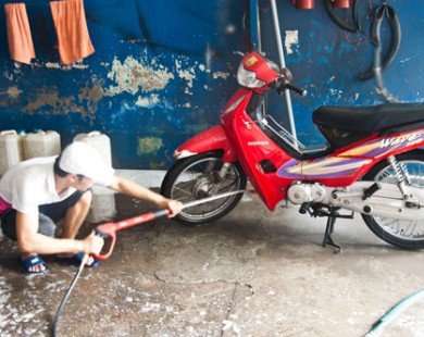 Rửa xe máy sau khi đi mưa đúng cách ai cũng cần biết