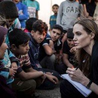 Angelina bị đồn muốn nhận nuôi 3 anh em mồ côi ở Syria