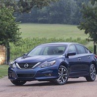 Nissan Altima 2016 thay đổi mạnh để cạnh tranh với Toyota Camry