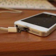 Vì sao sử dụng điện thoại khi đang sạc pin lại nguy hiểm?