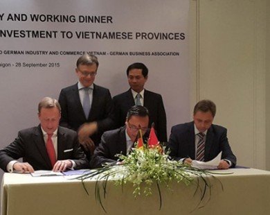 Lễ ký kết Bản Ghi Nhớ giữa Cục Ngoại vụ, thay mặt Bộ Ngoại giao Việt Nam, và Phòng Công nghiệp và Thương mại Đức