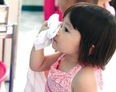 Xì mũi đúng cách để không gây viêm xoang và bị điếc