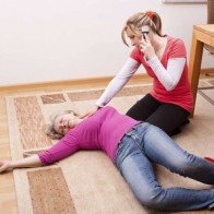 Cách sơ cứu người bị đột quỵ ai cũng cần biết