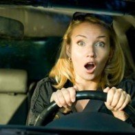 10 thói quen nguy hiểm của phụ nữ khi lái xe