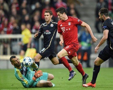 Lewandowski lập hat-trick, Bayern lại thắng kiểu hủy diệt