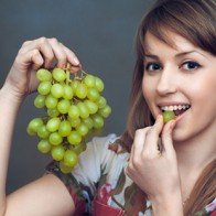 Giảm đau khớp gối bằng cách thường xuyên ăn nho