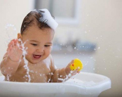 Trẻ thường xuyên dùng sữa tắm sẽ dậy thì sớm?