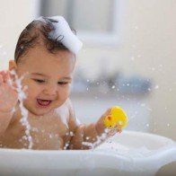 Trẻ thường xuyên dùng sữa tắm sẽ dậy thì sớm?