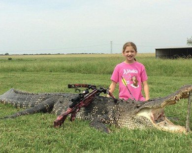 Bé gái 10 tuổi hạ gục cá sấu khổng lồ