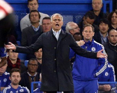Chelsea sa sút vì... Mourinho cố ý làm cho thua