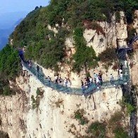 Du khách sợ hãi khóc thét vì cầu kính bị rạn