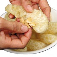 Sai lầm tai hại khôn lường khi ăn bưởi sai cách