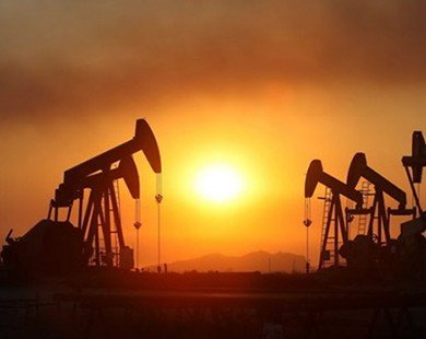 Giá dầu sụt giảm tới 5% vì lo thừa cung