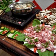 Cách làm lẩu sườn sụn om sấu chua đơn giản ngay tại nhà