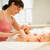 Thói quen tệ hại của mẹ khi dùng bỉm gây hại khôn lường cho con