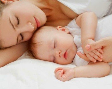 Chuyên gia chia sẻ: Tác hại của việc để bé tự khóc tự ngủ
