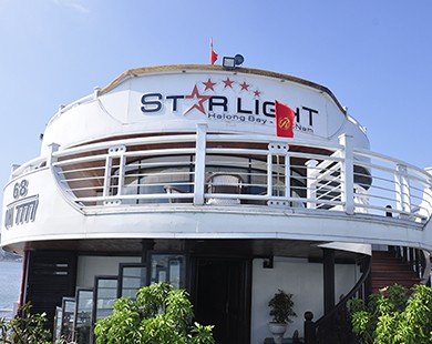 Đoàn phim “ Vệ sĩ, tiểu thư và thằng khờ” bất ngờ có mặt trên du thuyền Starlight Cruise