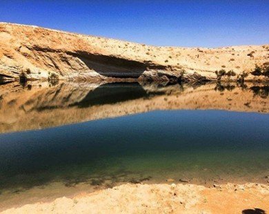 Hồ nước bí ẩn xuất hiện giữa sa mạc chỉ sau một đêm