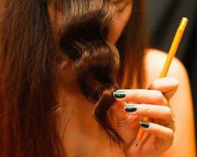 Tự tạo kiểu tóc xoăn sóng chỉ với bút chì hoặc ống hút